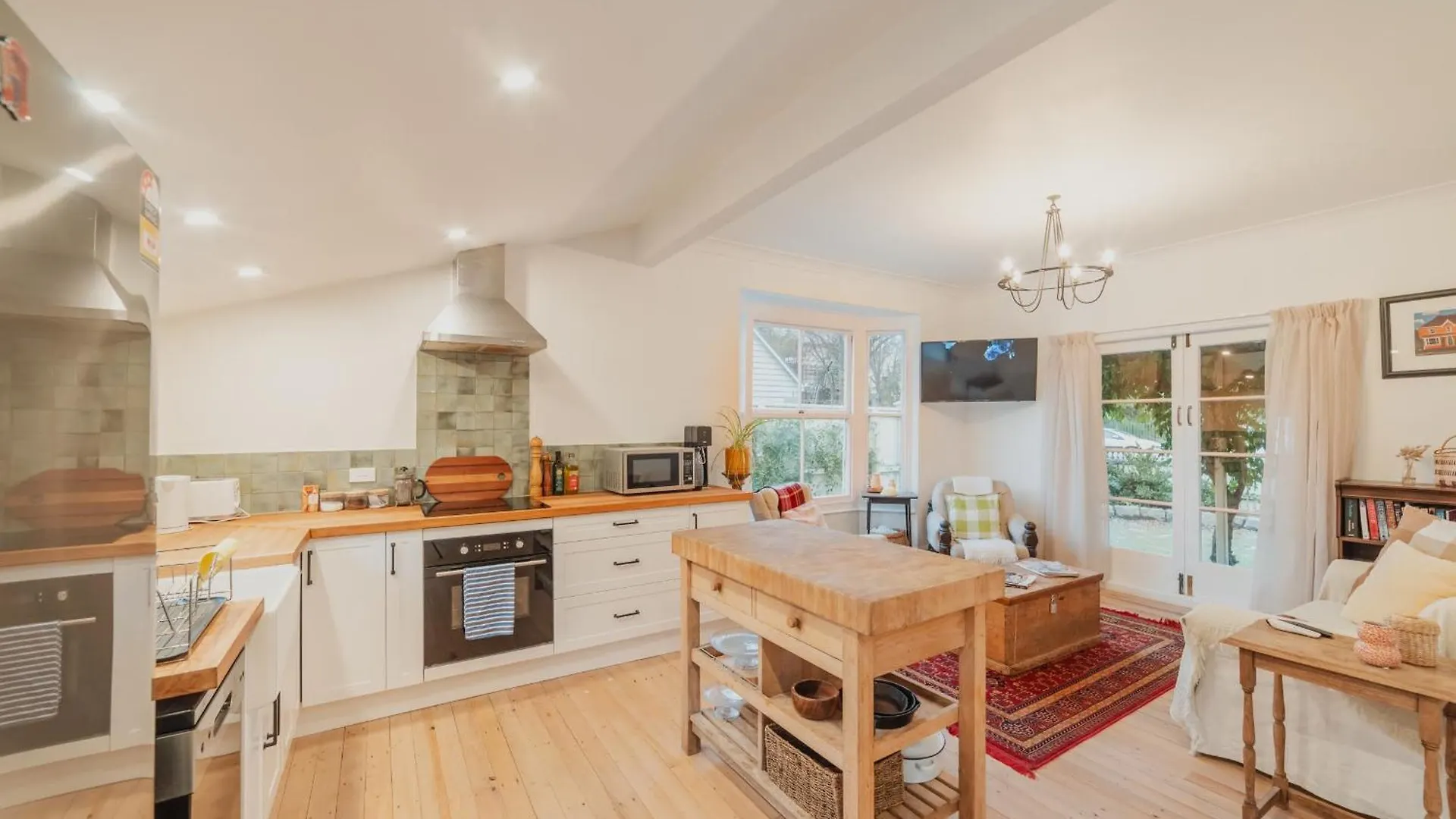 Stylish Central Cottage - Modern Heating & Parking Christchurch 0*,  New Zealand