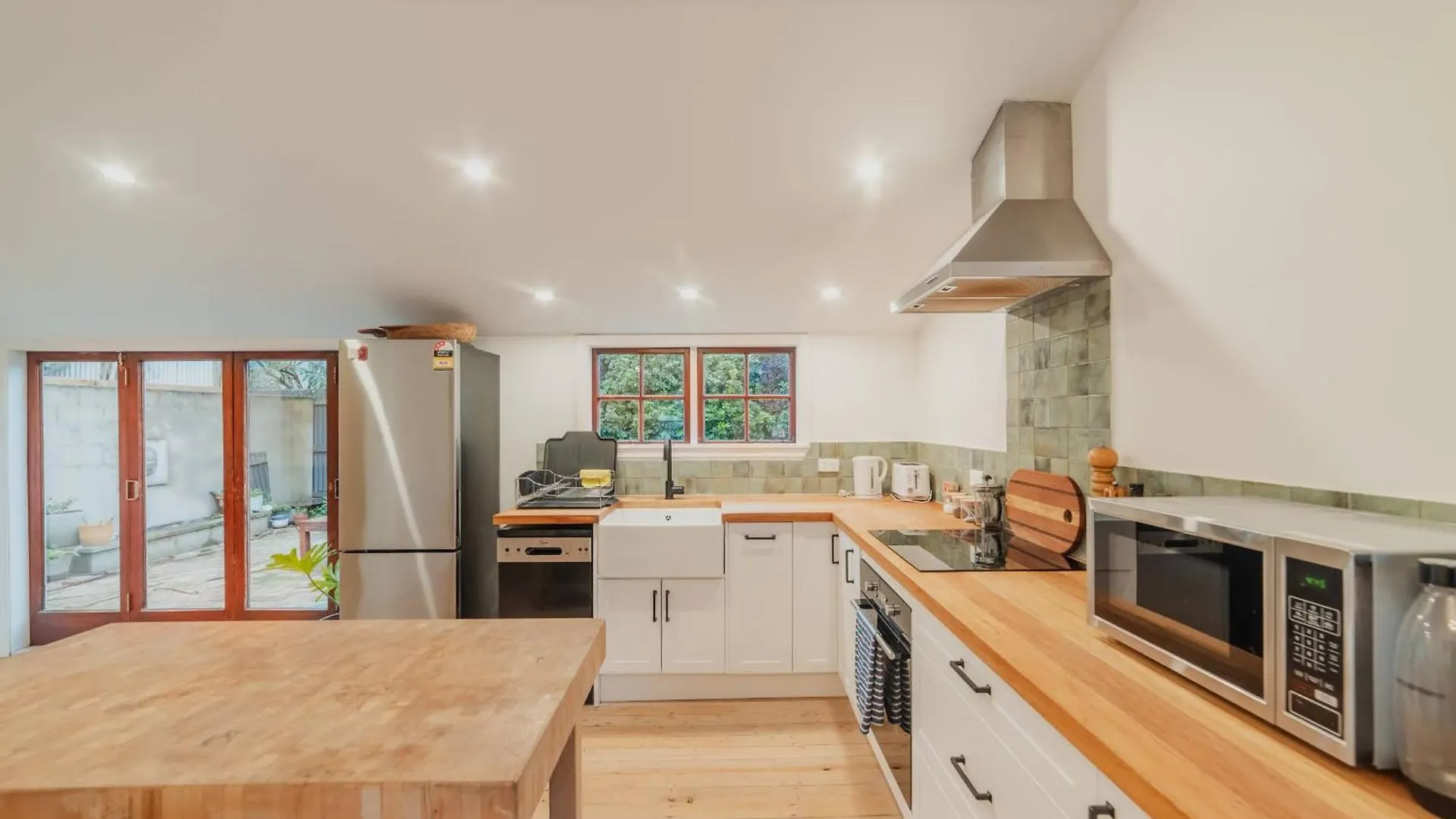 Stylish Central Cottage - Modern Heating & Parking Christchurch Holiday home
