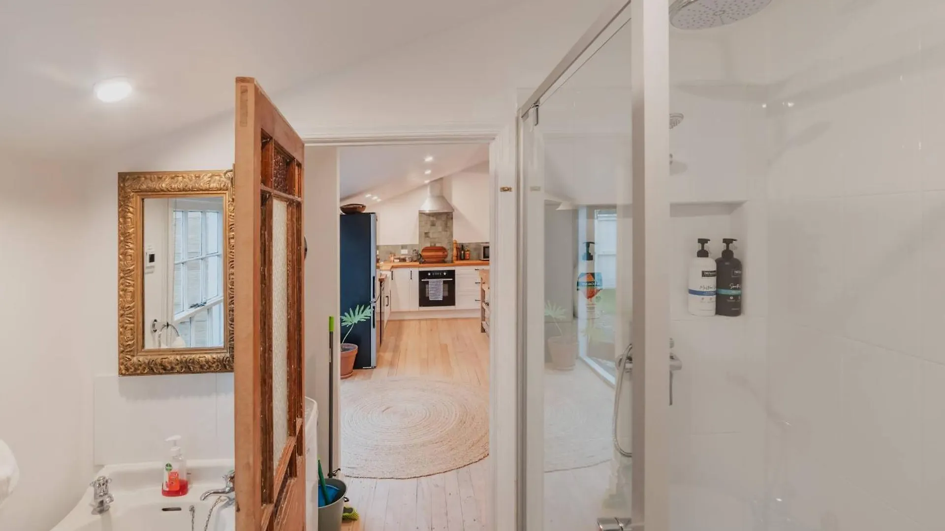Stylish Central Cottage - Modern Heating & Parking Christchurch 0*,  New Zealand