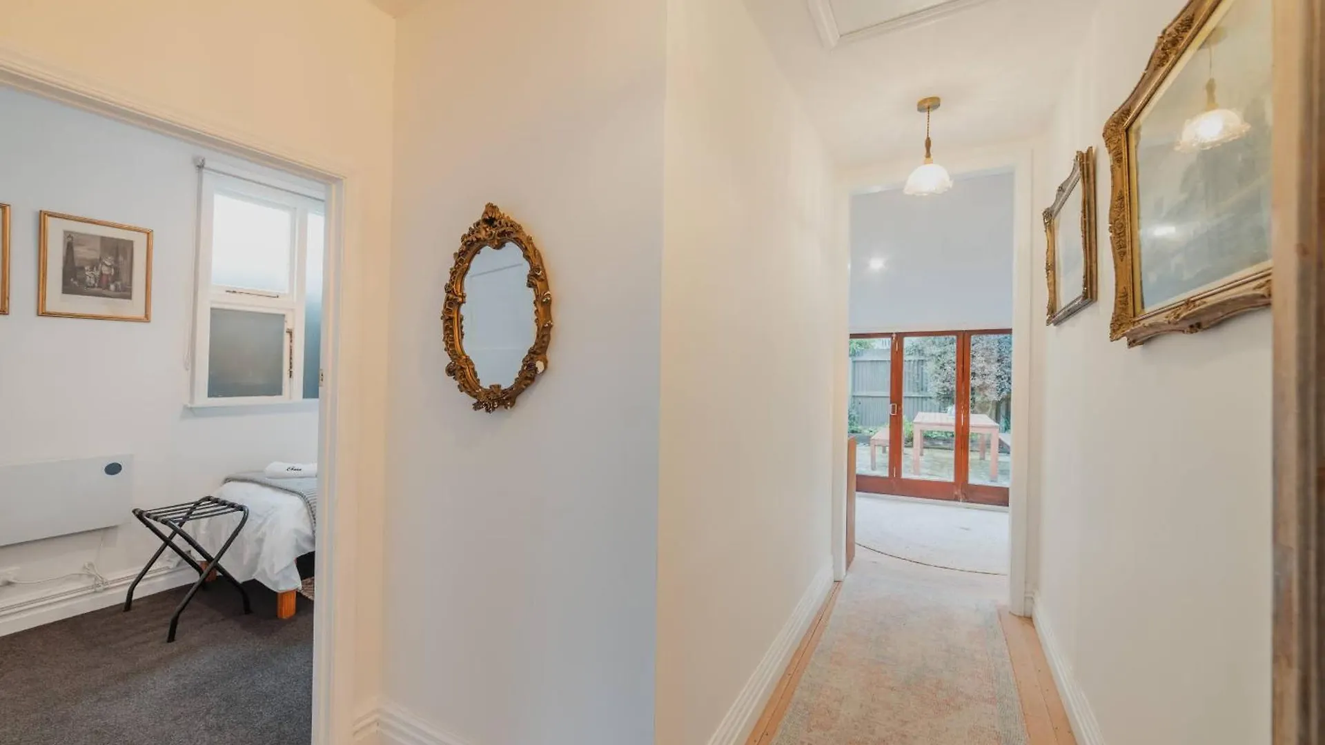 Stylish Central Cottage - Modern Heating & Parking Christchurch Holiday home
