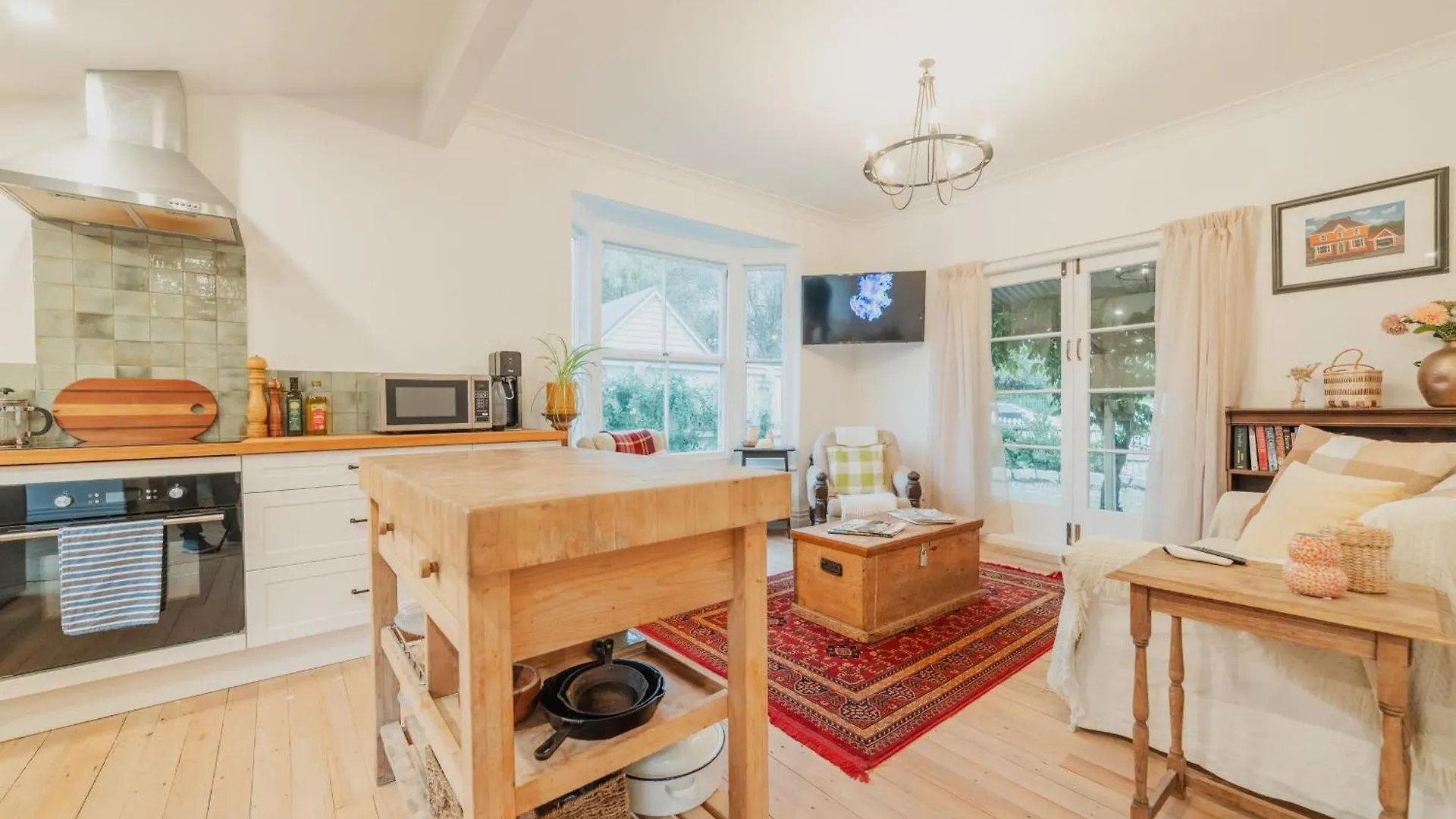 Stylish Central Cottage - Modern Heating & Parking Christchurch Holiday home