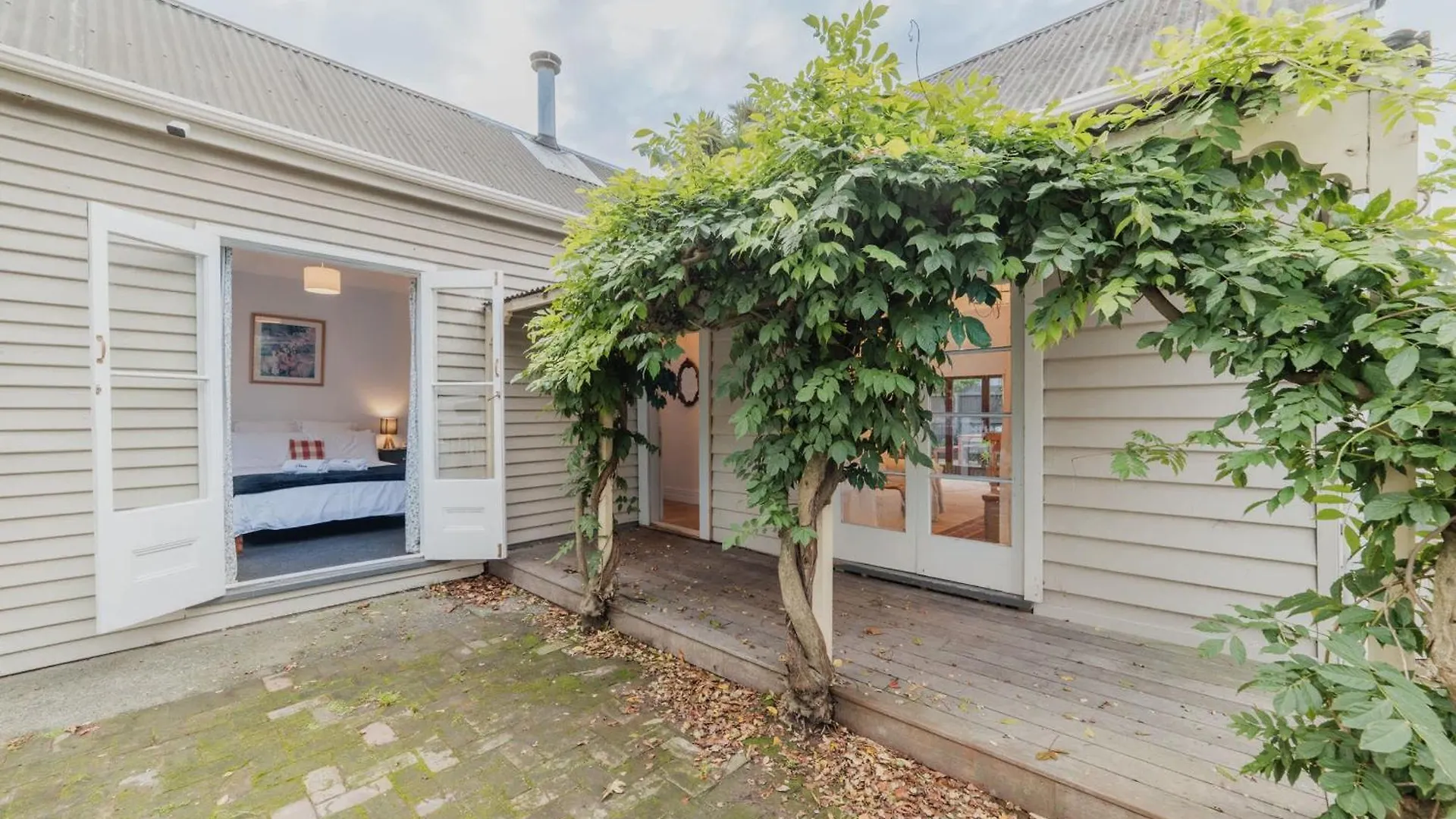 Stylish Central Cottage - Modern Heating & Parking Christchurch Holiday home