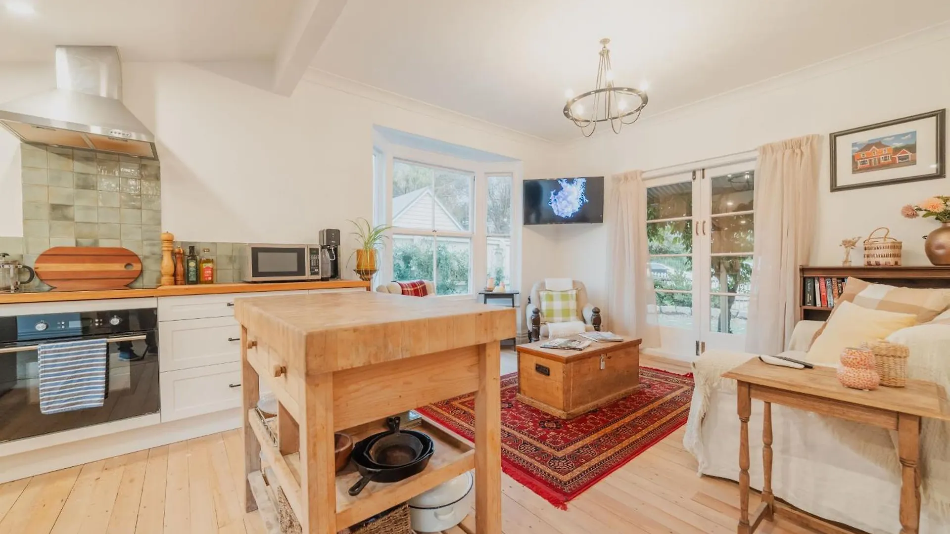 Stylish Central Cottage - Modern Heating & Parking Christchurch Holiday home